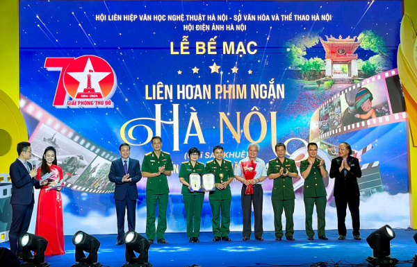 đoàn làm phim _hóa giải_ nhận giải nhất tại liên hoan phim ngắn hà nội.jpg -1