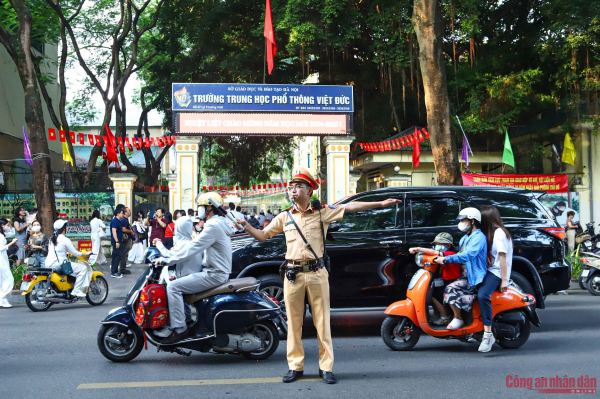 Công an Hà Nội đảm bảo an ninh, ATGT ngày học sinh tựu trường -0