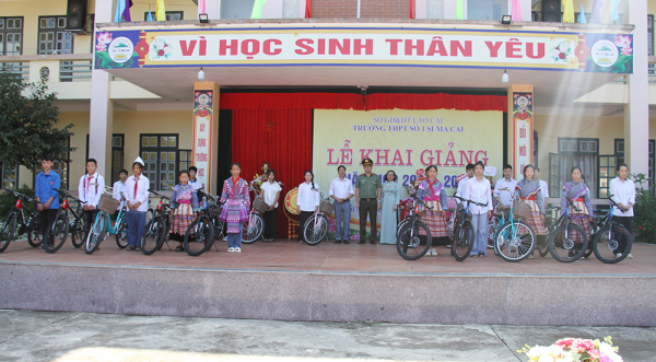 Công an tỉnh Lào Cai tặng 180 xe đạp cho học sinh có hoàn cảnh khó khăn -0