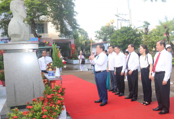 Trưởng Ban Tuyên giáo Trung ương dự Lễ khai giảng năm học mới tại Tiền Giang -0