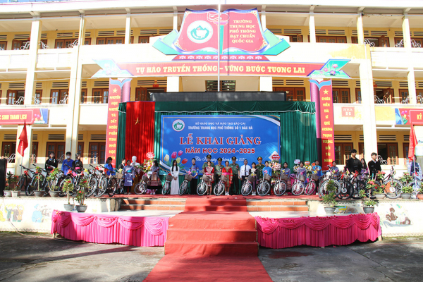 Công an tỉnh Lào Cai tặng 180 xe đạp cho học sinh có hoàn cảnh khó khăn -0