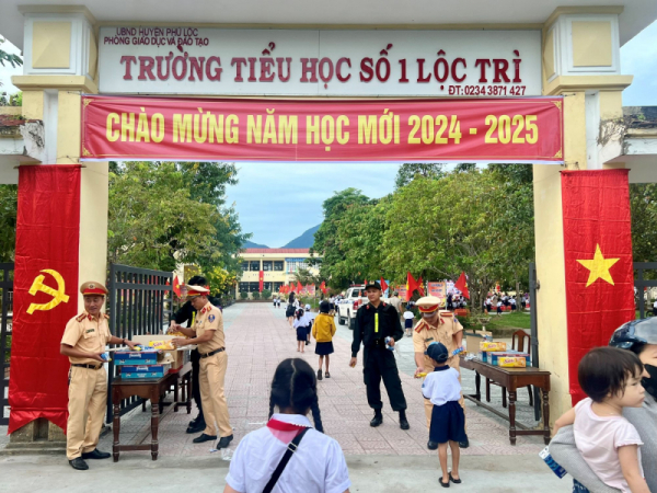 Học sinh cả nước khai giảng năm học mới trong không khí sôi nổi -0