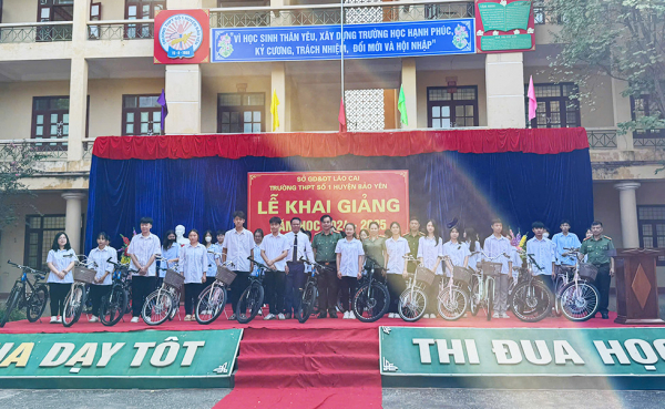 Công an tỉnh Lào Cai tặng 180 xe đạp cho học sinh có hoàn cảnh khó khăn -1