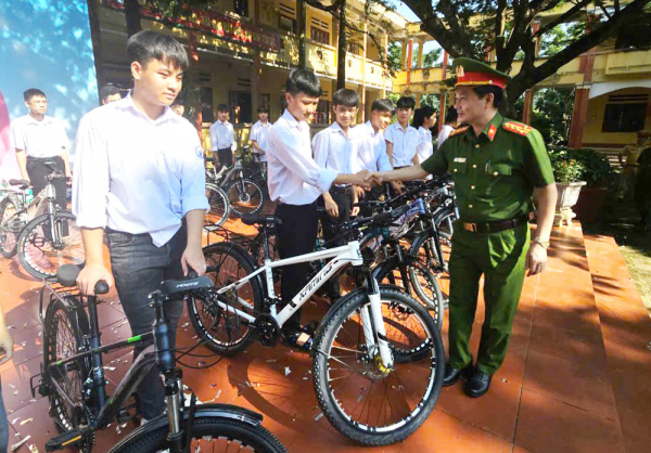 Công an tỉnh Lào Cai tặng 180 xe đạp cho học sinh có hoàn cảnh khó khăn -2