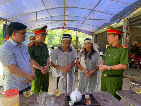 Thăm hỏi thân nhân thành viên Tổ bảo vệ ANTT tử vong khi làm nhiệm vụ -0