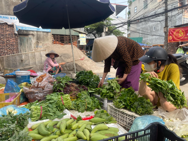 Người dân đổ xô tích trữ hàng hóa phòng mưa bão -0