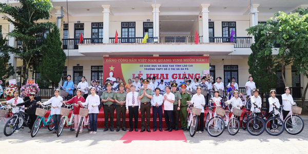 Công an tỉnh Lào Cai tặng  xe đạp cho học sinh có hoàn cảnh khó khăn -0