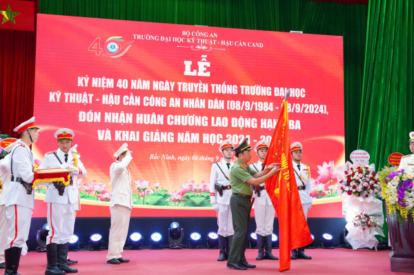 Trường Đại học Kỹ thuật-Hậu cần CAND đón nhận Huân chương Lao động hạng Ba -0