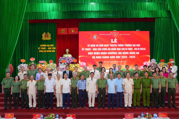 Trường Đại học Kỹ thuật-Hậu cần CAND đón nhận Huân chương Lao động hạng Ba -0