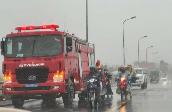 Công an Hải Phòng vượt mưa bão đảm bảo an toàn cho người dân -0