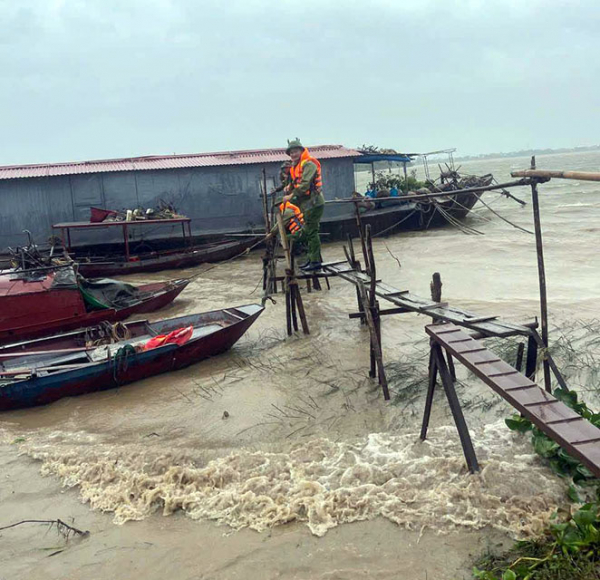 Công an các địa phương căng mình giúp dân trong mưa bão -0