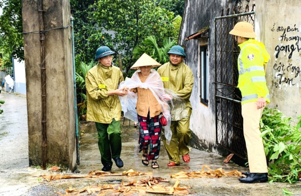 Hà Nam: Công an các địa phương ứng phó với bão số 3 -3