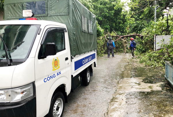 Công an Ninh Bình giúp dân đảm bảo an toàn các lồng bè hải sản trong mưa bão -0