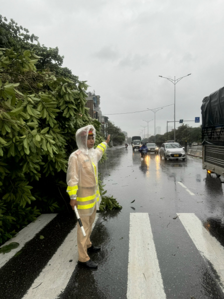 Đường phố Hà Nội vắng lặng trước bão, cảnh sát giao thông vẫn căng mình làm nhiệm vụ -0