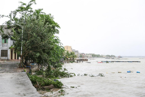 Siêu bão Yagi thổi bay cửa kính, cuốn trôi phương tiện khi đổ bộ Trung Quốc -2