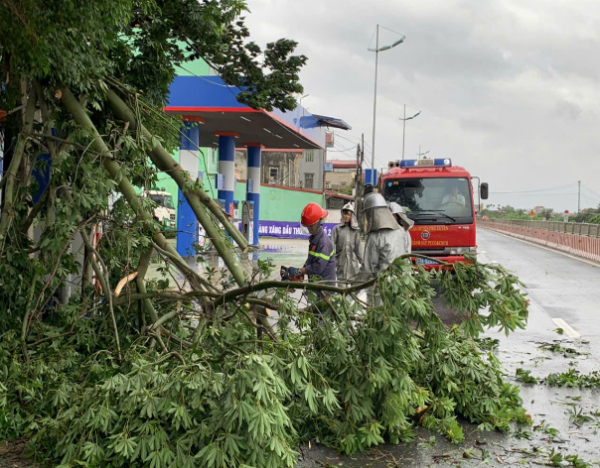 Nhiều hình ảnh xúc động của lực lượng Công an Thủ đô đồng hành hỗ trợ nhân dân trong cơn bão Yagi -0