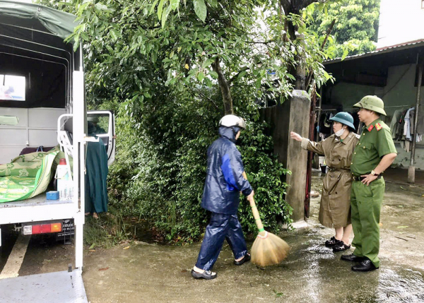 Công an căng mình giúp dân trong mưa bão -0