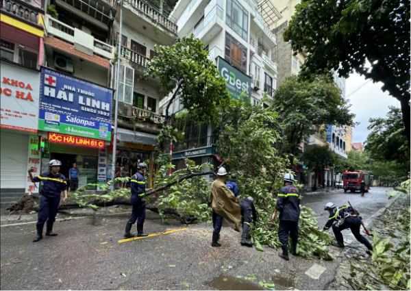 Nhiều hình ảnh xúc động của lực lượng Công an Thủ đô đồng hành hỗ trợ nhân dân trong cơn bão Yagi -1