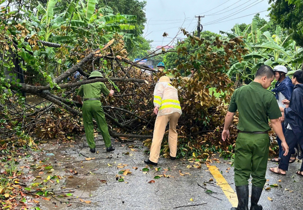 Công an các địa phương căng mình giúp dân trong mưa bão -0