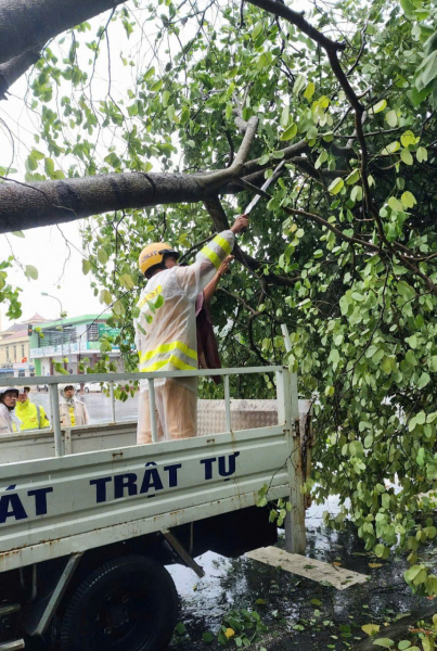 Công an Nam Định dầm mưa đảm bảo ANTT, ATGT, an toàn tính mạng, tài sản của người dân -0