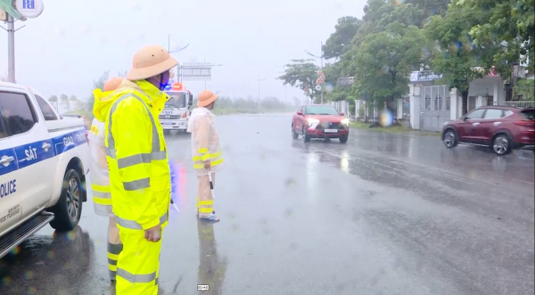 Công an Quảng Ninh căng mình ở nơi tâm điểm nguy hiểm của bão số Yagi -0