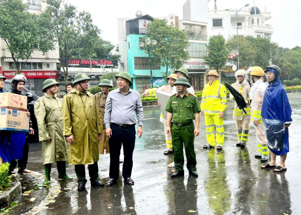 Công an Nam Định dầm mưa đảm bảo ANTT, ATGT, an toàn tính mạng, tài sản của người dân -0