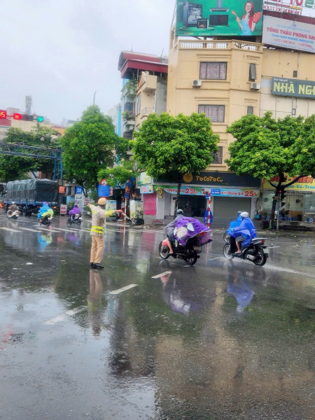 Đường phố Hà Nội vắng lặng trước bão, cảnh sát giao thông vẫn căng mình làm nhiệm vụ -0