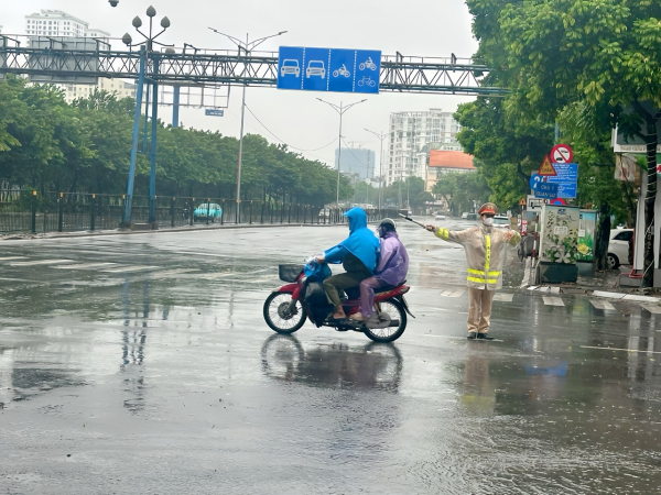 Hà Nội : Gió tăng cấp, khuyến cáo người dân không ra khỏi nhà, tạm dừng hoạt động vận tải công cộng buýt và metro -0