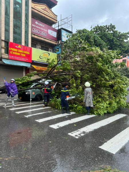 Đường phố Hà Nội vắng lặng trước bão, cảnh sát giao thông vẫn căng mình làm nhiệm vụ -0