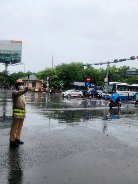 Đường phố Hà Nội vắng lặng trước bão, cảnh sát giao thông vẫn căng mình làm nhiệm vụ -0