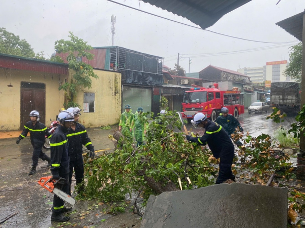 Hà Nội : Gió tăng cấp, khuyến cáo người dân không ra khỏi nhà, tạm dừng hoạt động vận tải công cộng buýt và metro -0