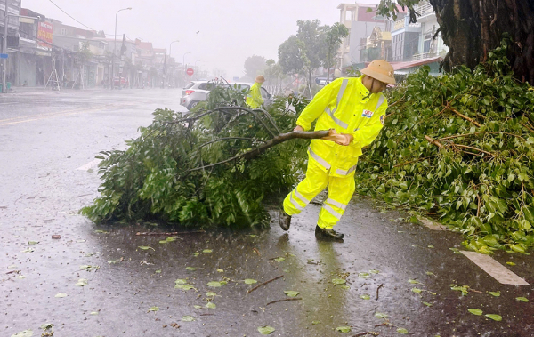 Công an Ninh Bình giúp dân đảm bảo an toàn các lồng bè hải sản trong mưa bão -1