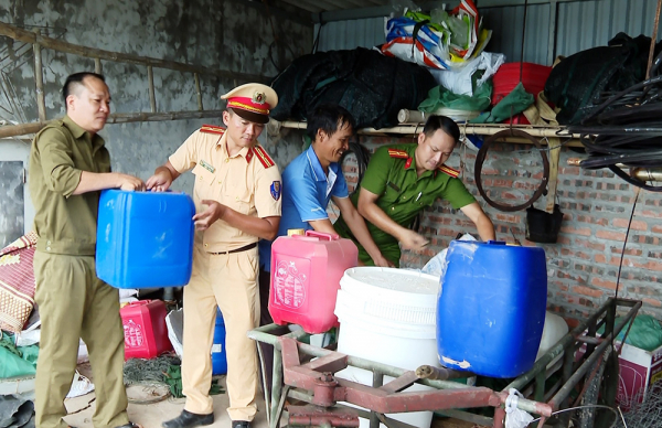 Công an Ninh Bình giúp dân đảm bảo an toàn các lồng bè hải sản trong mưa bão -5