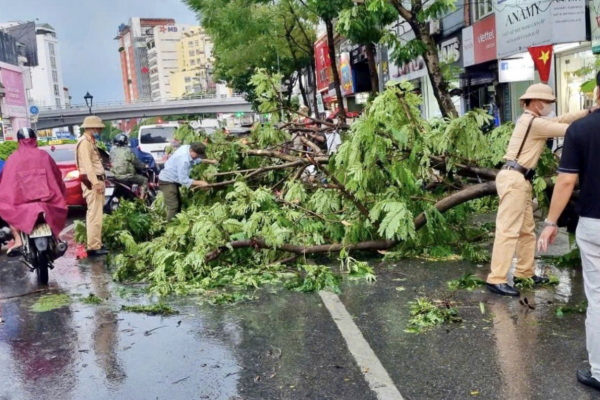 CSGT Hà Nội đưa ra nhiều khuyến cáo với người dân khi lưu thông trong mưa bão  -0