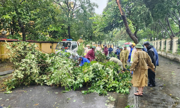 Công an Nam Định dầm mưa đảm bảo ANTT, ATGT, an toàn tính mạng, tài sản của người dân -0