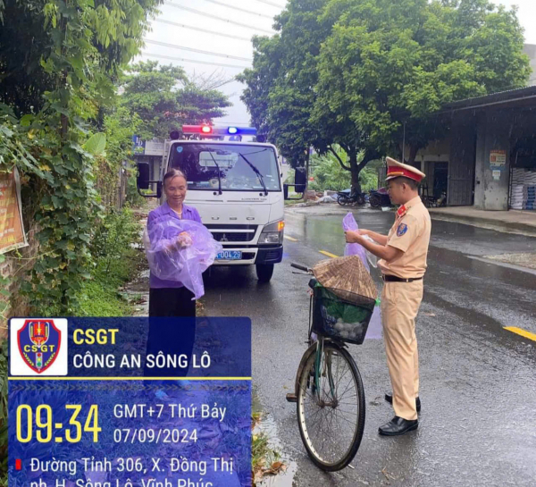 Công an tỉnh Vĩnh Phúc hỗ trợ người dân gặt lúa, vận động người dân đến nơi tránh bão an toàn -0