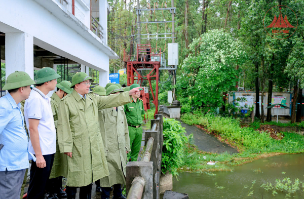 Công an Vĩnh Phúc hỗ trợ người dân gặt lúa, vận động người dân đến nơi tránh bão an toàn -0