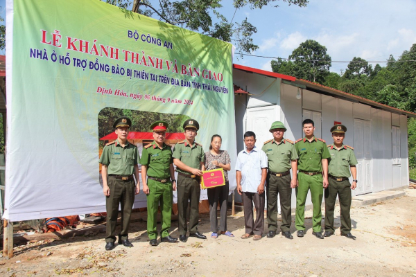 Kịp thời bàn giao nhà ở cho gia đình bị ảnh hưởng bởi thiên tai trước khi bão số 3 ập đến -0