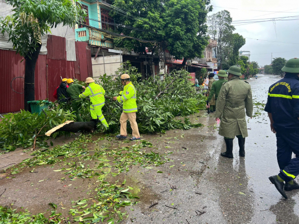 100 nhà ở, trụ sở cơ quan ở Bắc Giang bị tốc mái, Công an nỗ lực giúp dân chống bão  -3