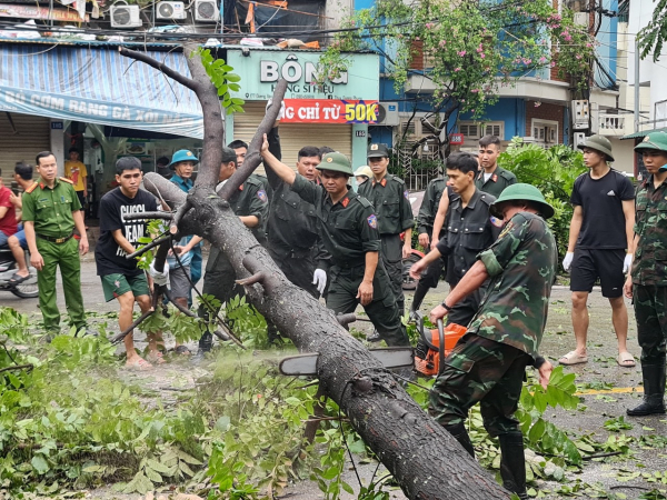 Cảnh sát cơ động trắng đêm sơ tán dân, chung tay khắc phục hậu quả sau bão -0