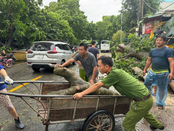 Công an tỉnh Hà Nam khắc phục thiệt hại do bão số 3 gây ra -1