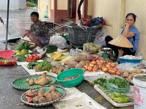 Sáng 8-9: Giá rau xanh đắt gấp đôi ngày thường, cung ứng hàng hóa thiết yếu có nơi bị ảnh hưởng -0