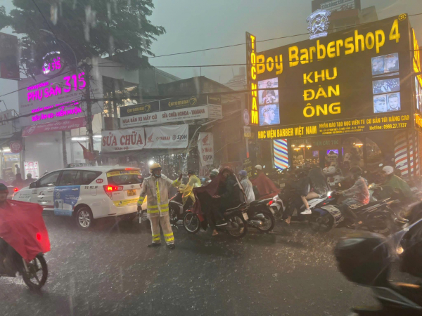 Xúc động hình ảnh CSGT ngăn chặn dầu nhớt tràn lan đường Kha Vạn Cân -0