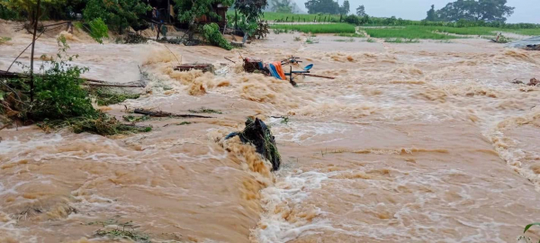 Công an tỉnh Sơn La “căng mình” hỗ trợ nhân dân di chuyển tài sản trong mưa bão -4