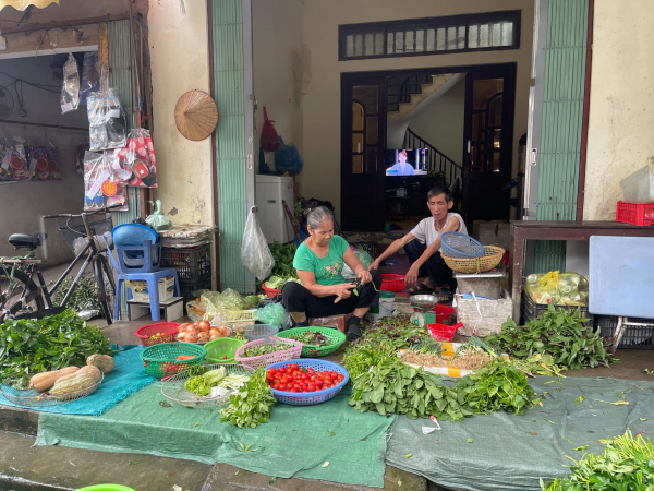 Sáng 8-9: Giá rau xanh đắt gấp đôi ngày thường, cung ứng hàng hóa thiết yếu có nơi bị ảnh hưởng -1