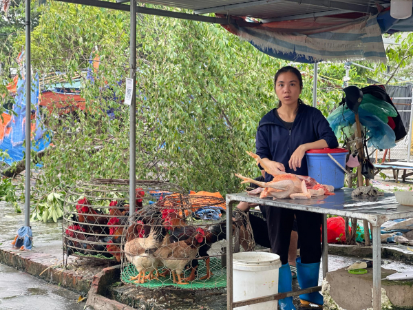 Sáng 8-9: Giá rau xanh đắt gấp đôi ngày thường, cung ứng hàng hóa thiết yếu có nơi bị ảnh hưởng -2