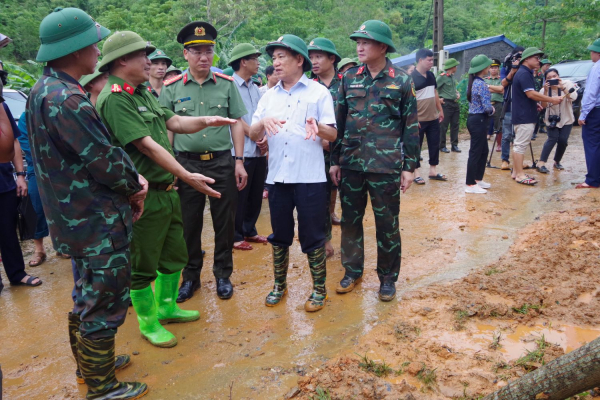 Phó Thủ tướng Chính phủ Hồ Đức Phớc thăm hỏi, động viên gia đình sạt lở làm 4 người tử vong -0