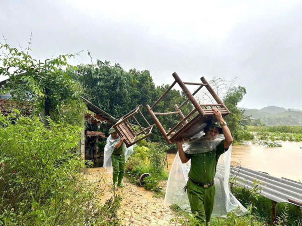 Công an tỉnh Yên Bái chủ động ứng phó với bão lũ ở mức cao nhất, bảo đảm tính mạng của nhân dân -1