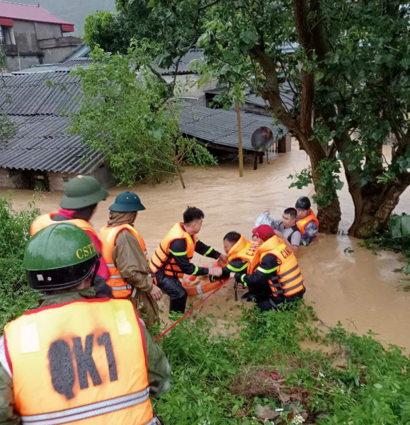 Công an huyện Chi Lăng giải cứu người dân khỏi vùng nguy hiểm -0