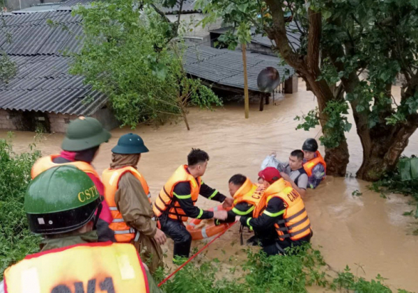 Hơn 100.000 lượt CBCS Công an dầm mình trong mưa bão, tạo điểm tựa vững chãi cho người dân -0